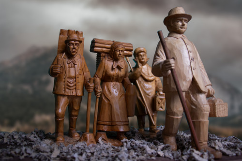 Handgeschnitzte holzfiguren - handgeschnitzte,
