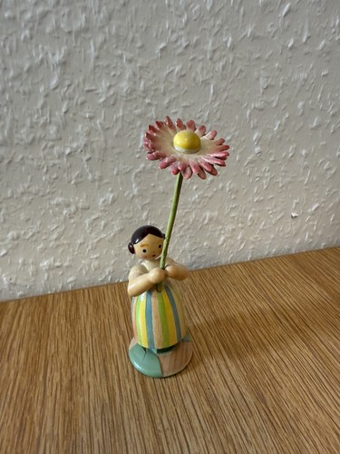 Holzfigur mit roter blume - mit,