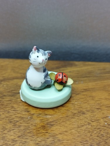 Flade katze mit - katze, marienkäfer