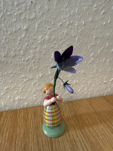 Holzfigur mit violetter blume - violetter,