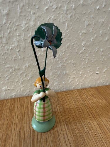 Holzfigur mit blauer blume - blauer,